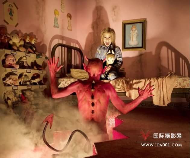 摄影师拍女儿遇“鬼”照