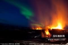 摄影师拍到冰岛火山喷发伴随极光奇景