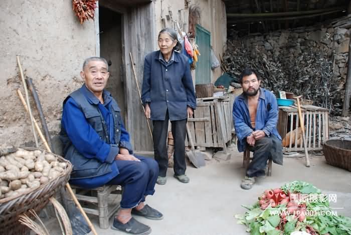 贫困户熊永明家的3口人JPG