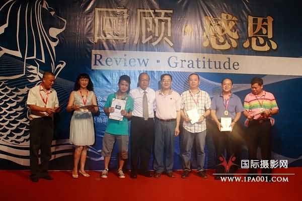 星时达李总、我会秘书长赵旭新为获奖作者颁奖