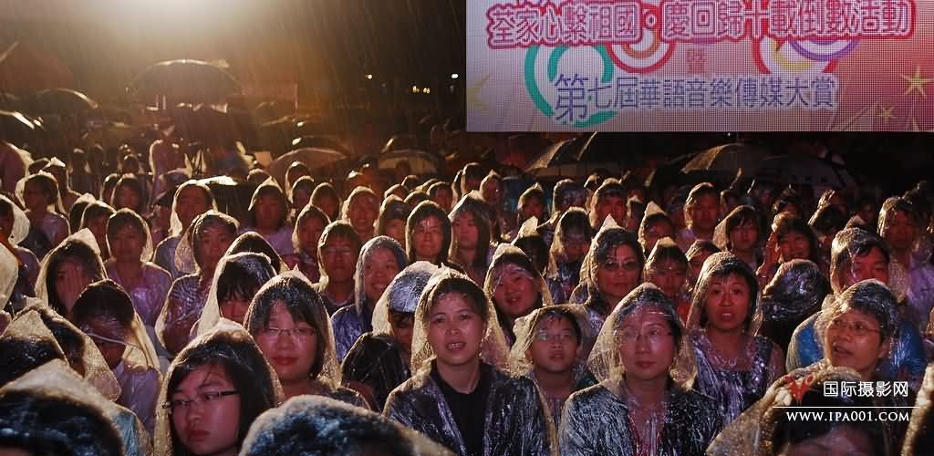 香港民众冒雨热捧回归倒计时