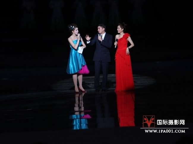 著名主持人吴大维担任晚会主持.JPG