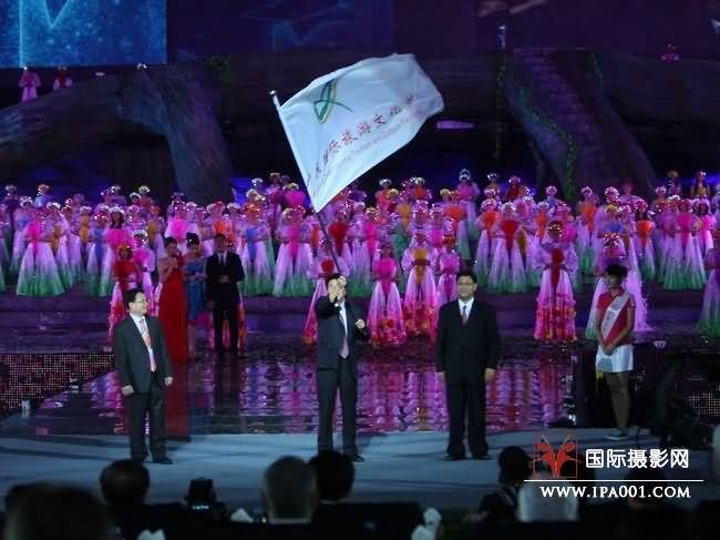2011年广东国际旅游文化节将在韶关举行，黄华华从增城市长手中接过旗帜交给了韶关市长.JPG