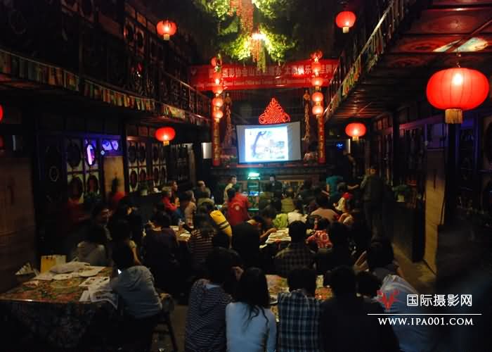 揭牌后由中央电视台第七套农业节目山西工作站副站长王修筑做题为《我心中的喀麦隆》摄影讲座