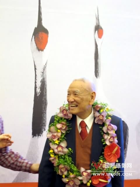 简老身披花环站在其代表作“英雄”面前接受大家对他90岁的生日祝福以及从影70年的敬意
