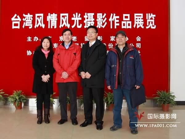 谢大才执行主席、林伟球副主席与广东中旅领导在展览现场合影