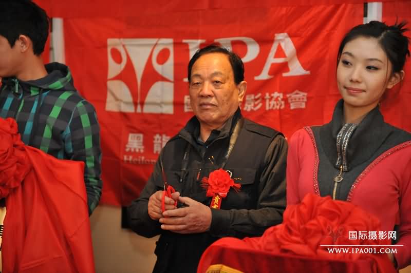 004老摄影家刘洪山为俱乐部剪裁.jpg