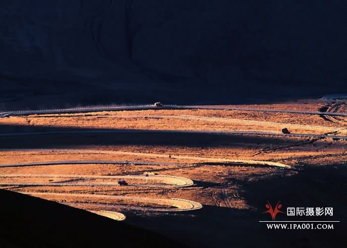 时光穿梭 余荣诚摄影于西藏珠峰大本营之盘山道.jpg