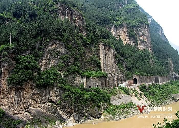 江边铁路隧洞.jpg