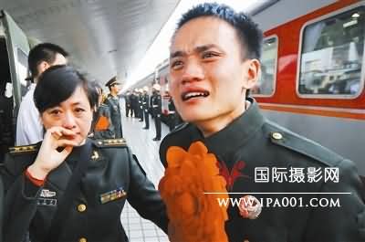 官妈妈”送走“兵儿子”（组照二等奖）  郭红元摄