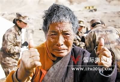 玉树不哭（二等奖） 邹小庆摄　