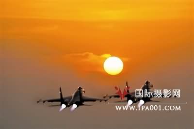 跨昼夜飞行训练（组照三等奖）  贲道春摄　
