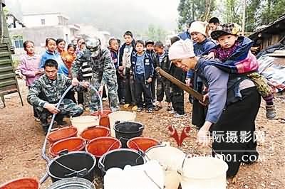 送水到家门（组照二等奖）  沈　玲摄