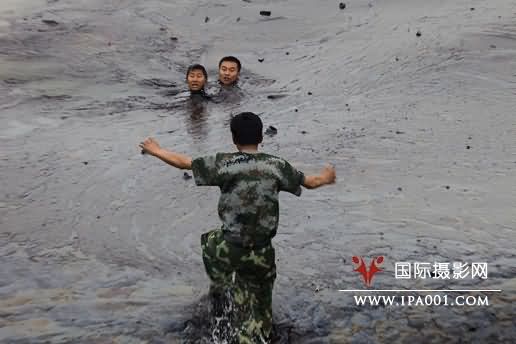 中国摄影师卢广拍摄的《大连清油消防队员》获突发新闻组照三等奖。