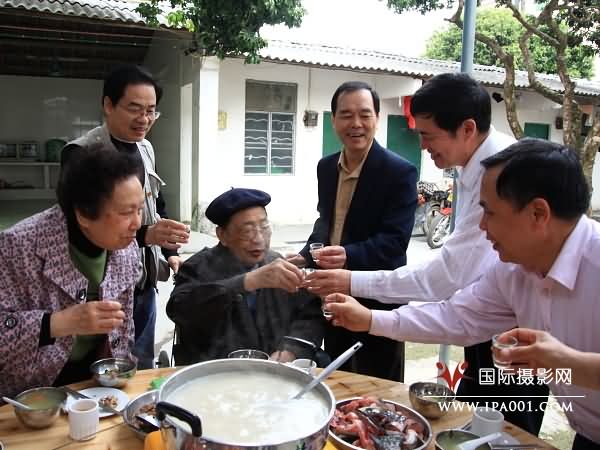 国际摄影协会名誉主席梁惠湘、主席赵旭新应邀参加活动