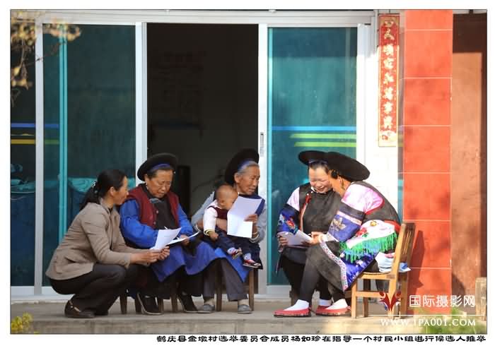 12010年3月15日鹤庆县金墩村选举委员会成员杨如珍在指导一个村民小组进行候选人推举。.jpg