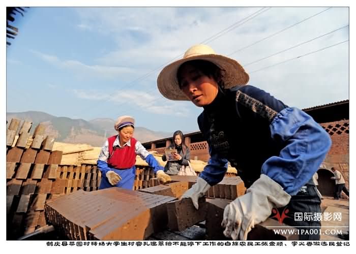 绞华回向村民罗英费进行选举宣传发动工作.jpg