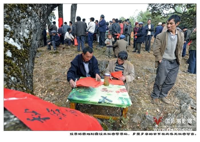  投票站因地制宜设立秘密写票处乡里乡亲的关系也无秘密可言.jpg