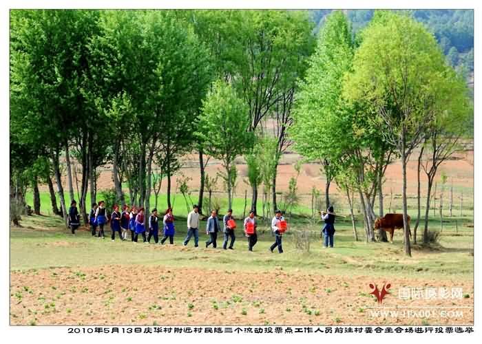9 2010年5月13日庆华村主会场附近村民随三个投票点工作人员前往村委会.jpg
