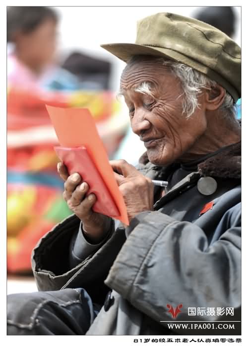 8 81岁的绞五求老人认真填写选票。.jpg