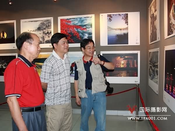嘉宾们在参观会员作品展览
