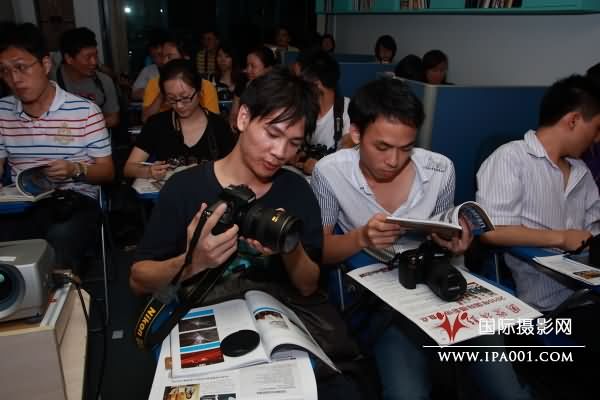 赵旭新主席与林伟球副主席在解答学员们的疑问