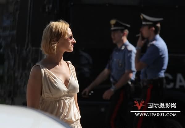 美女与警察