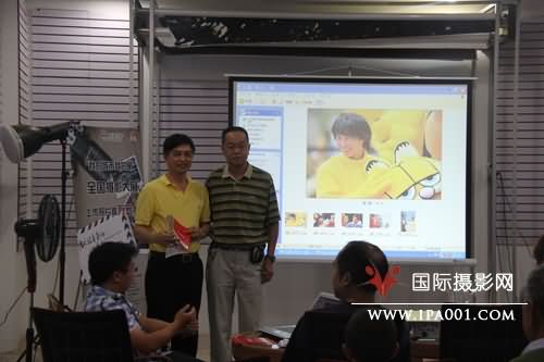 李一波为获奖者颁奖