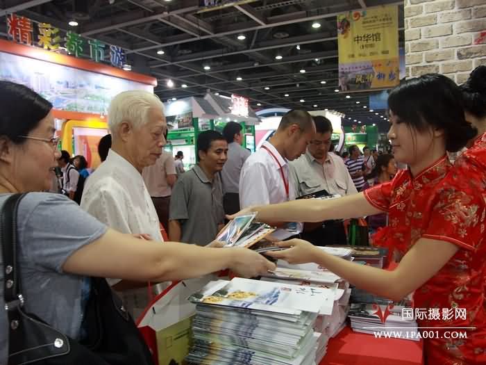 市民参观旅博会.