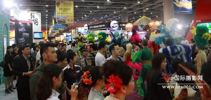 市民参观旅博会.