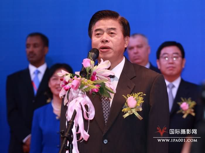 中共广东省委副书记、广东省人民政府省长黄华华宣布旅博会开幕.