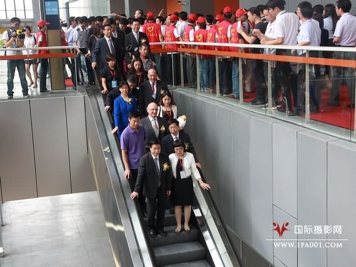 出席旅博会的领导和嘉宾巡观参观旅博会.