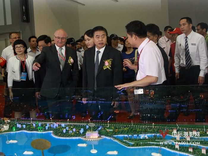 中共广东省委副书记、省长黄华华与世界旅游事业理事会副主席让克洛德·鲍姆加藤在旅博会听取工作人员介绍.