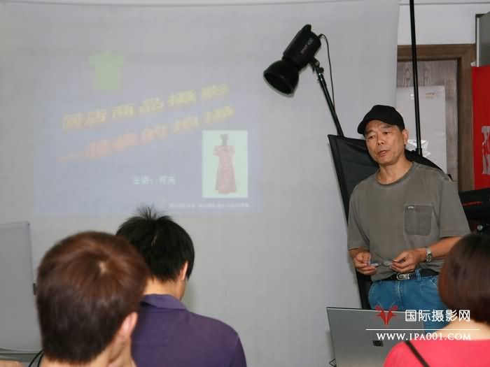 国际摄影协会副主席林伟球老师在上课