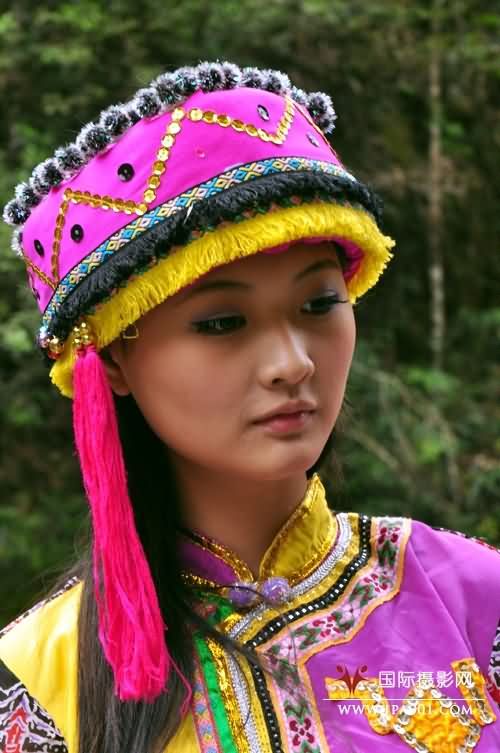 靓丽的少数民族姑娘.jpg