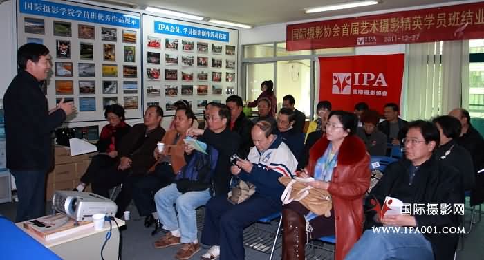 谢大才执行主席在上首届精英班最后一节《创意摄影》课程