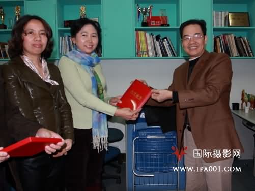 赵旭新主席为精英班学员祝纯英颁发结业证书