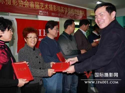 谢大才执行主席为精英班学员王黎亚颁发结业证书
