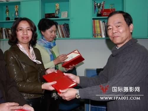 林伟球副主席为精英班学员王黎亚颁发结业证书