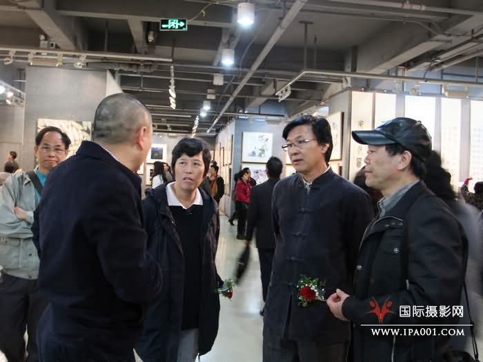 林伟球副主席与广东省摄影家协会副主席梁演锴等嘉宾出席展览开幕式