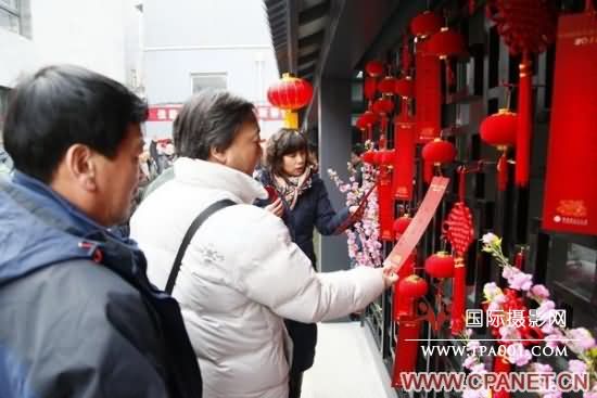 来宾们在协会办公大楼外的灯谜区竞猜灯谜 陈黎明 摄