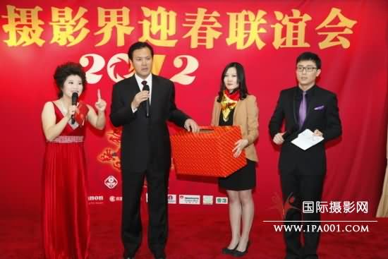 李前光书记为影友带来联谊会第一轮幸运大奖 万戈 摄
