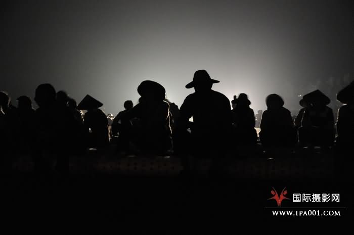 《歇息的民工 》   