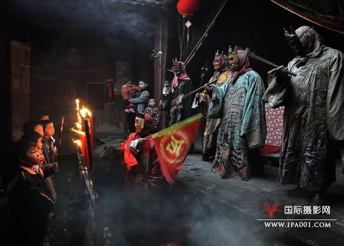 《神秘的傩舞》肖远云摄