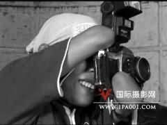 印尼无臂女摄影师从业20余年感动网友
