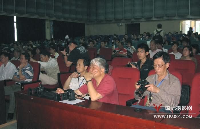 学员认真听课.jpg