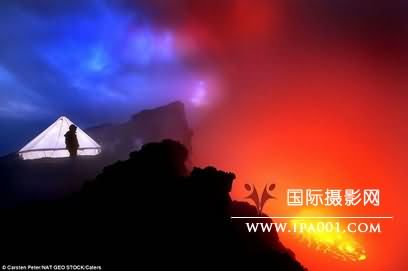 科考队员们在火山口安营扎寨