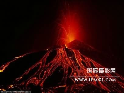 位于意大利西西里岛的埃特纳火山爆发