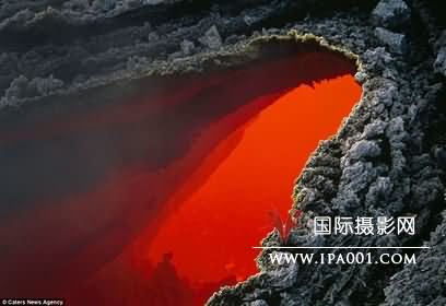 位于中心的熔岩呈现鲜艳的橘红色，周围的部分已经冷却变成灰色