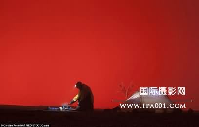 一位科考队员在营地准备晚餐